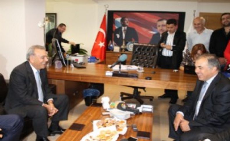Kocaoğlu’ndan siyasi parti turu! Delican'dan hediye: ' Bu da geçer yahu'